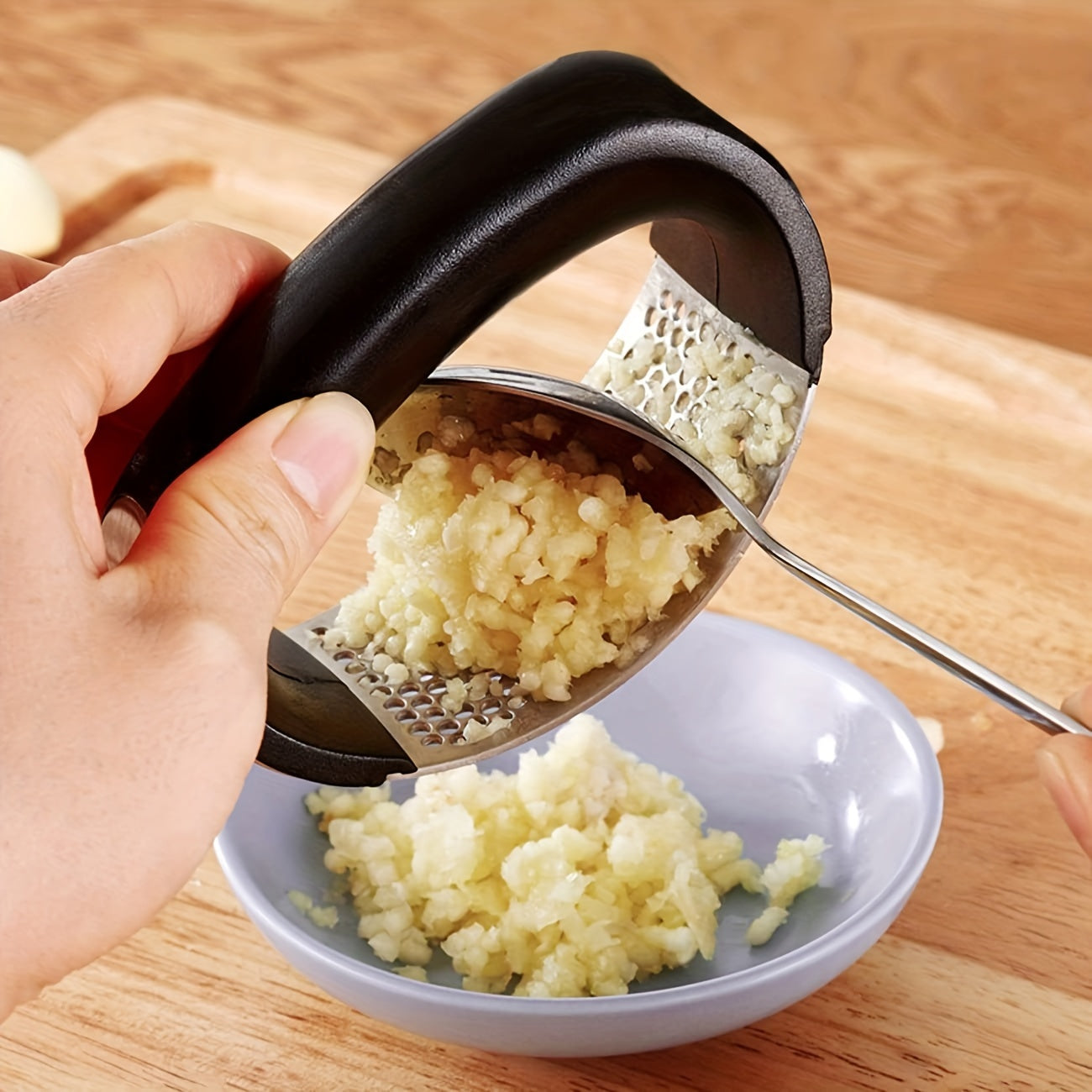 CRUSHER™ 1pc Stainless Steel Garlic Crusher - Manual Vegetable Cutter And Fruit Masher For Restaurants And Supermarkets - Easy To Use Kitchen Gadget For Chopping And Pressing Garlic